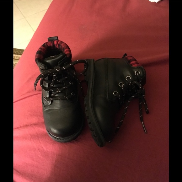 OshKosh Black toddler boot baby size 7 - Picture 6 of 8